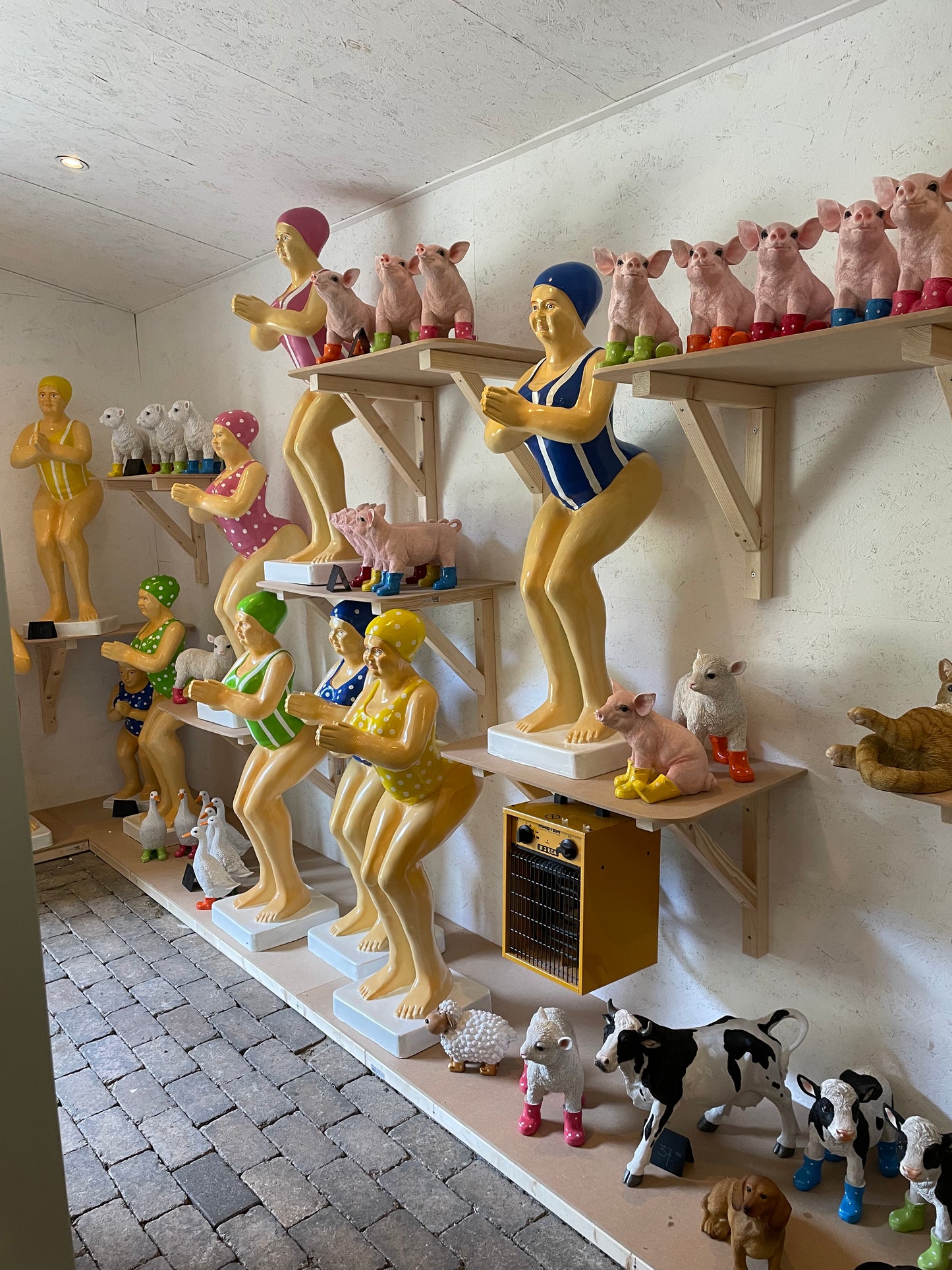 Kip staand, boerderij, tuin, vijver 33cm