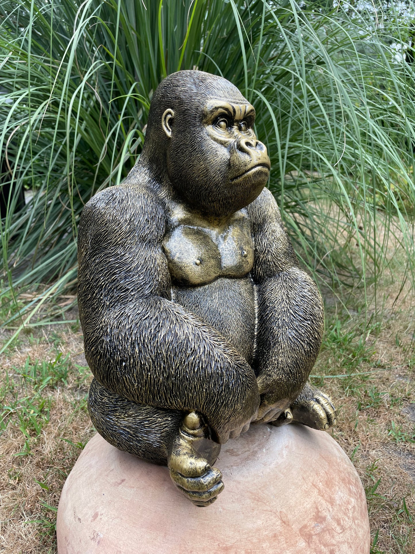(Tuin)Beeld gorilla, goud tuin, zwembad, vijver 45cm