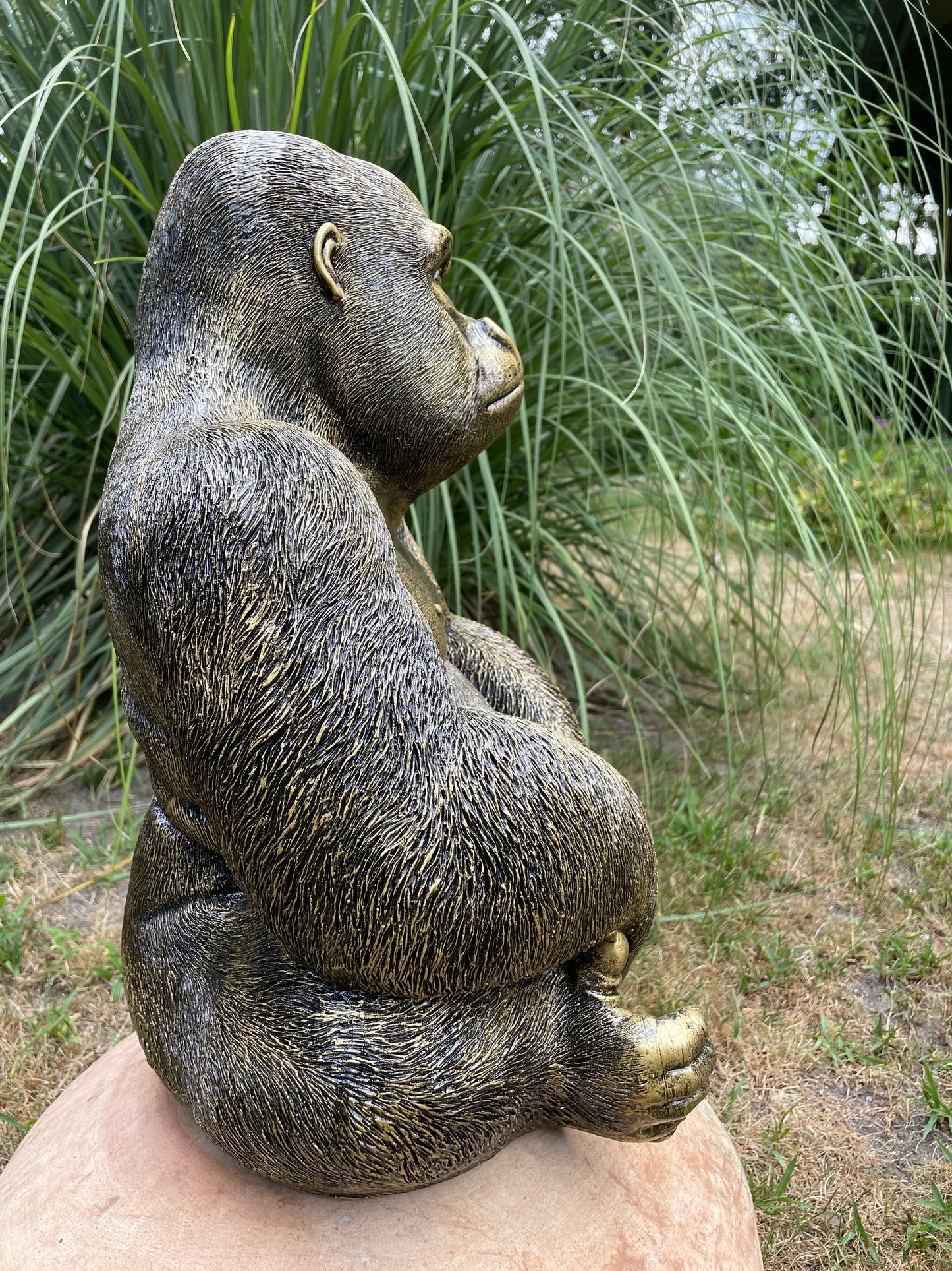 (Tuin)Beeld gorilla, goud tuin, zwembad, vijver 45cm