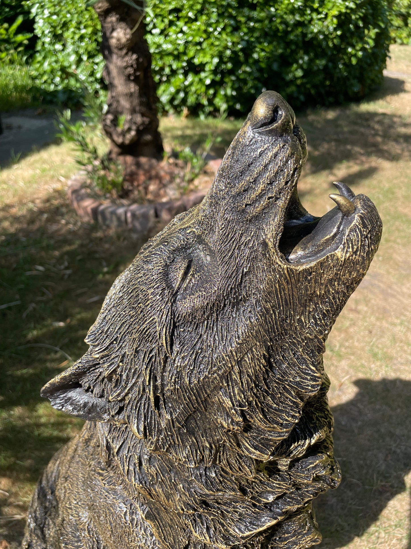 Tuinbeeld Wolf – Grote Huilende Zittende Wolf – Tuindecoratie Dierenbeeld 75cm
