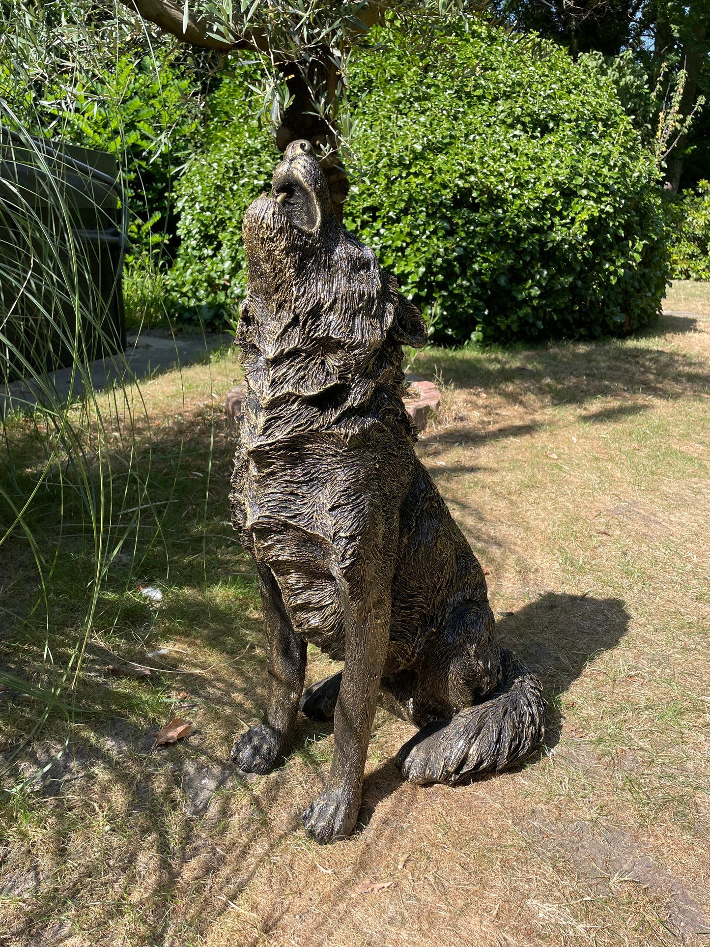 Tuinbeeld Wolf – Grote Huilende Zittende Wolf – Tuindecoratie Dierenbeeld 75cm