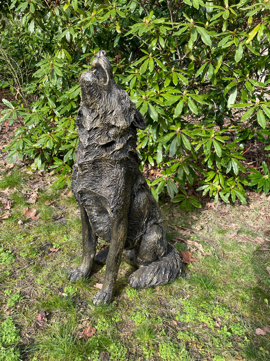 Tuinbeeld Wolf – Grote Huilende Zittende Wolf – Tuindecoratie Dierenbeeld 75cm