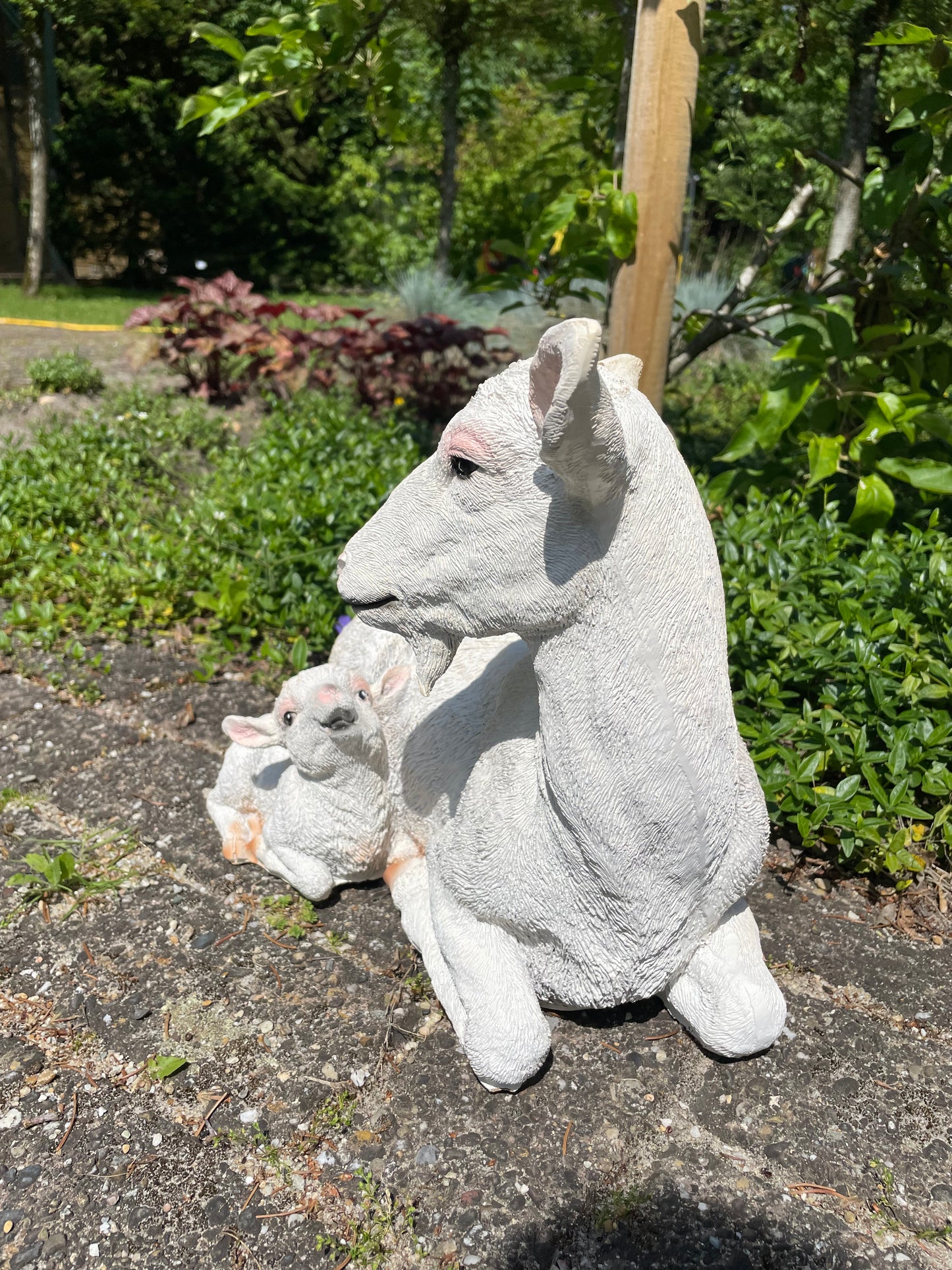 Geit wit liggend lammetje tuin, gazon, boerderij 40cm