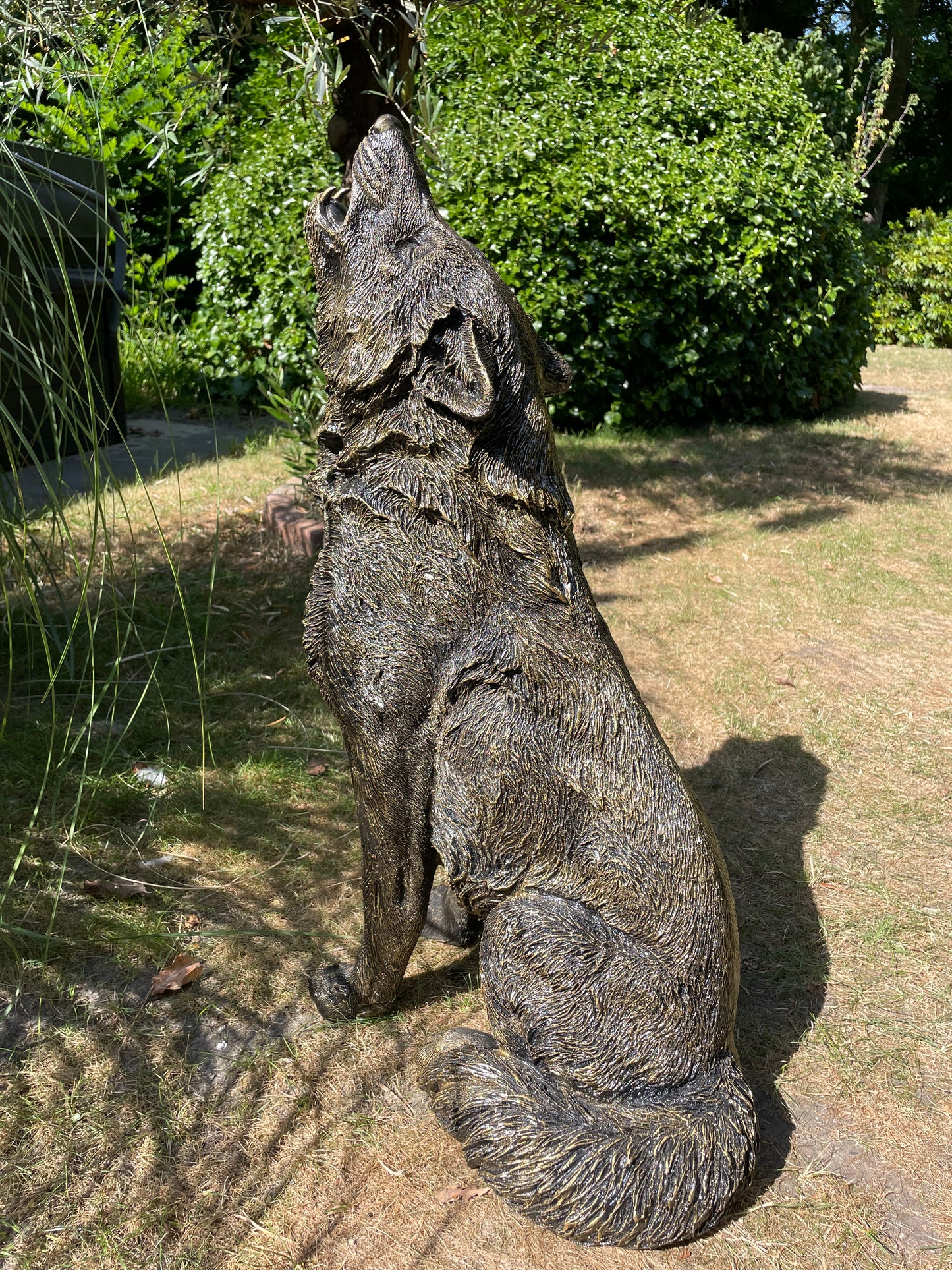 Tuinbeeld Wolf – Grote Huilende Zittende Wolf – Tuindecoratie Dierenbeeld 75cm
