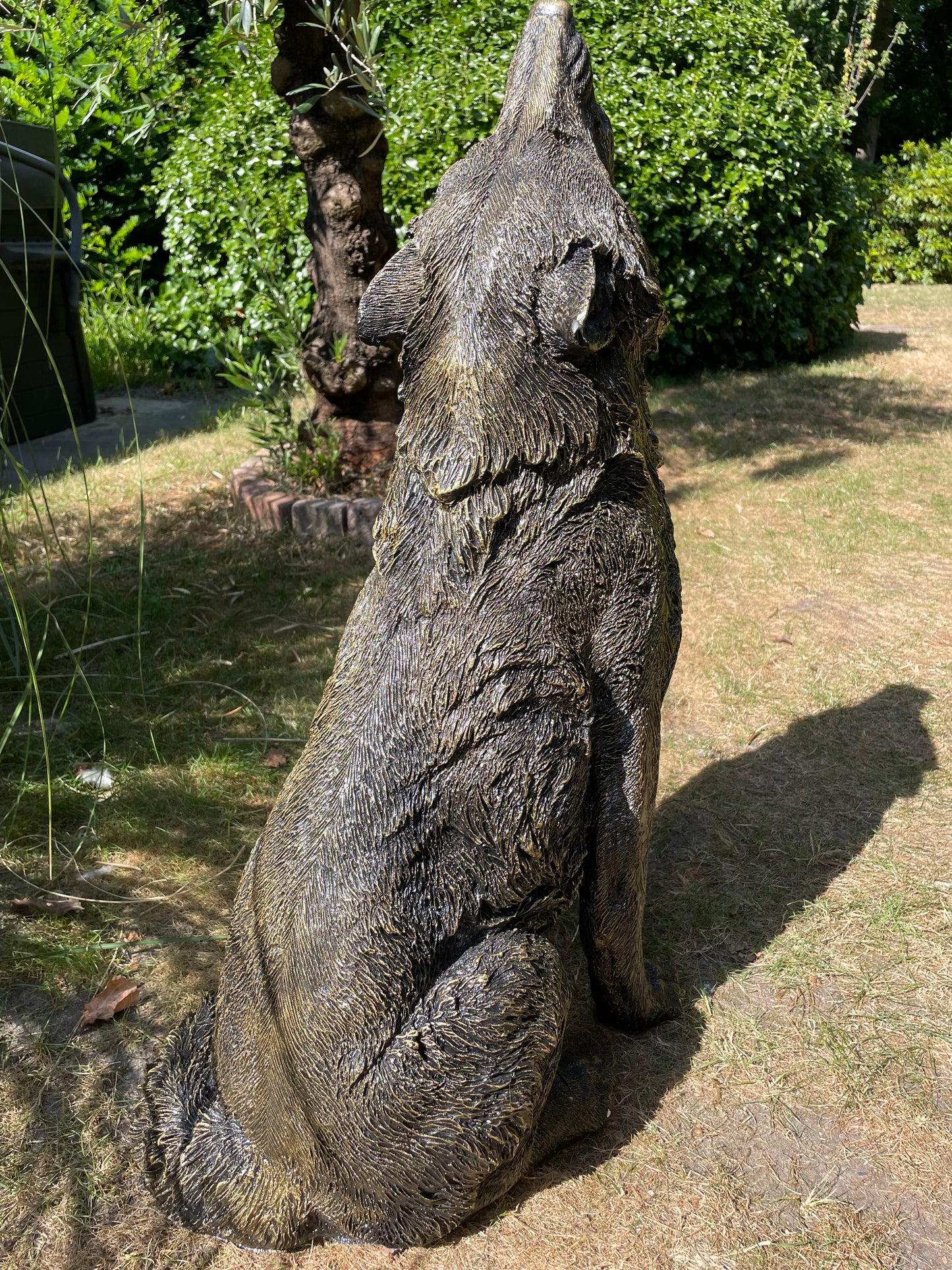 Tuinbeeld Wolf – Grote Huilende Zittende Wolf – Tuindecoratie Dierenbeeld, 120 cm