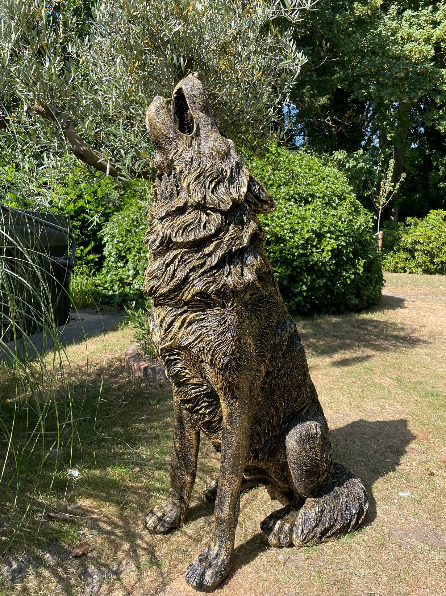 Tuinbeeld Wolf – Grote Huilende Zittende Wolf – Tuindecoratie Dierenbeeld, 120 cm