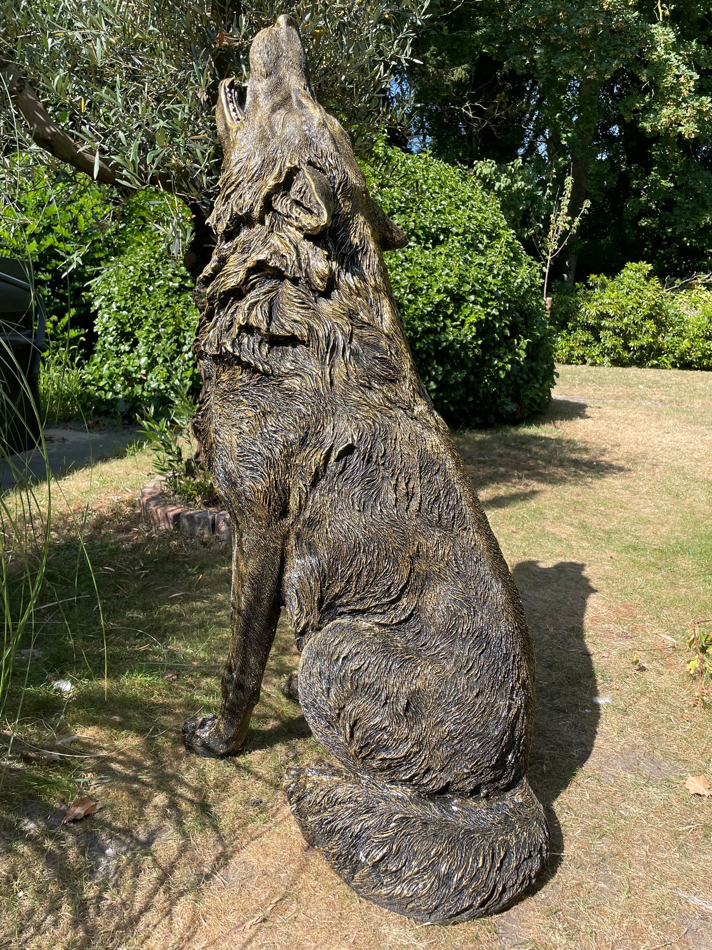 Tuinbeeld Wolf – Grote Huilende Zittende Wolf – Tuindecoratie Dierenbeeld, 120 cm