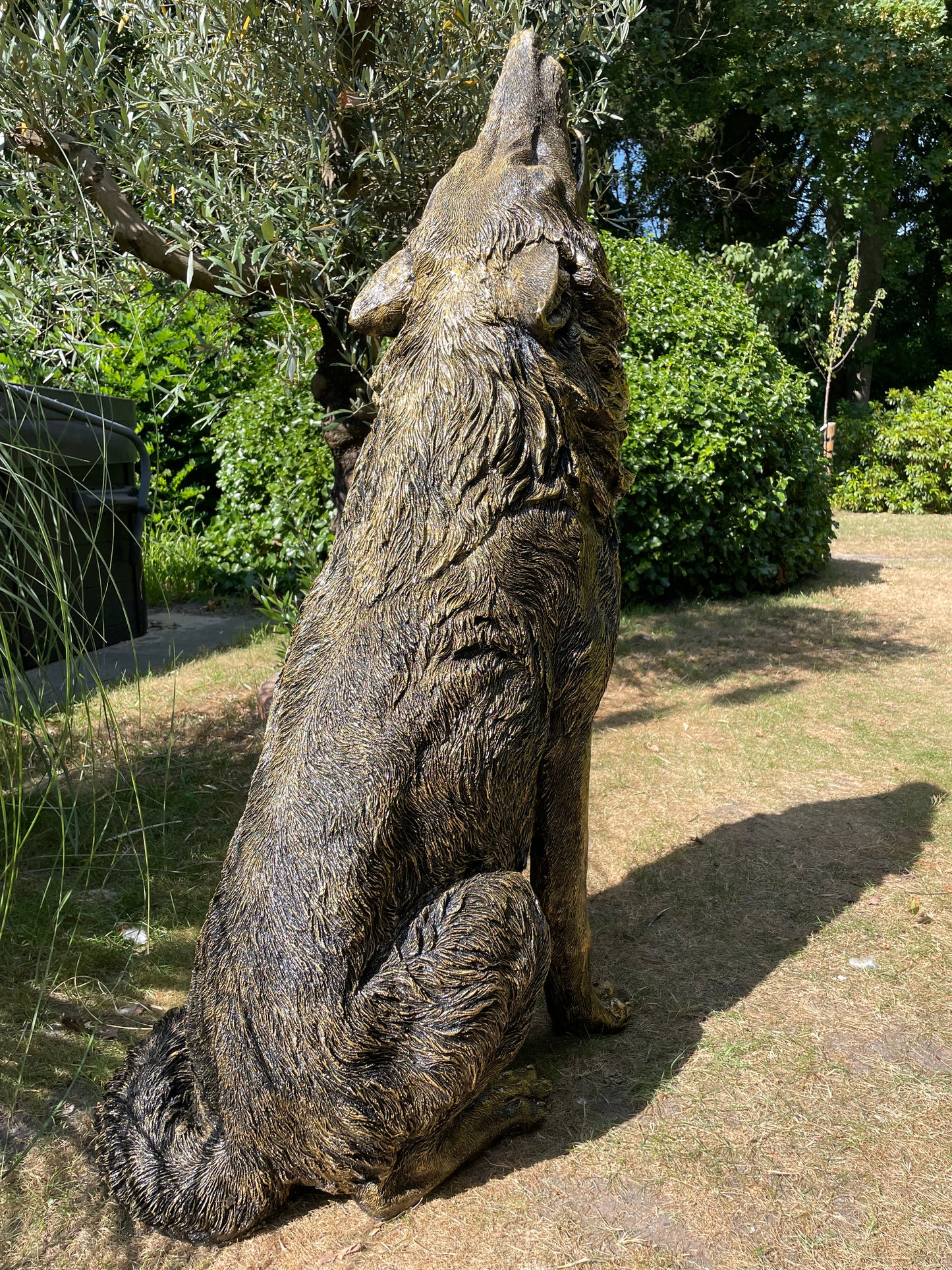 Tuinbeeld Wolf – Grote Huilende Zittende Wolf – Tuindecoratie Dierenbeeld, 120 cm