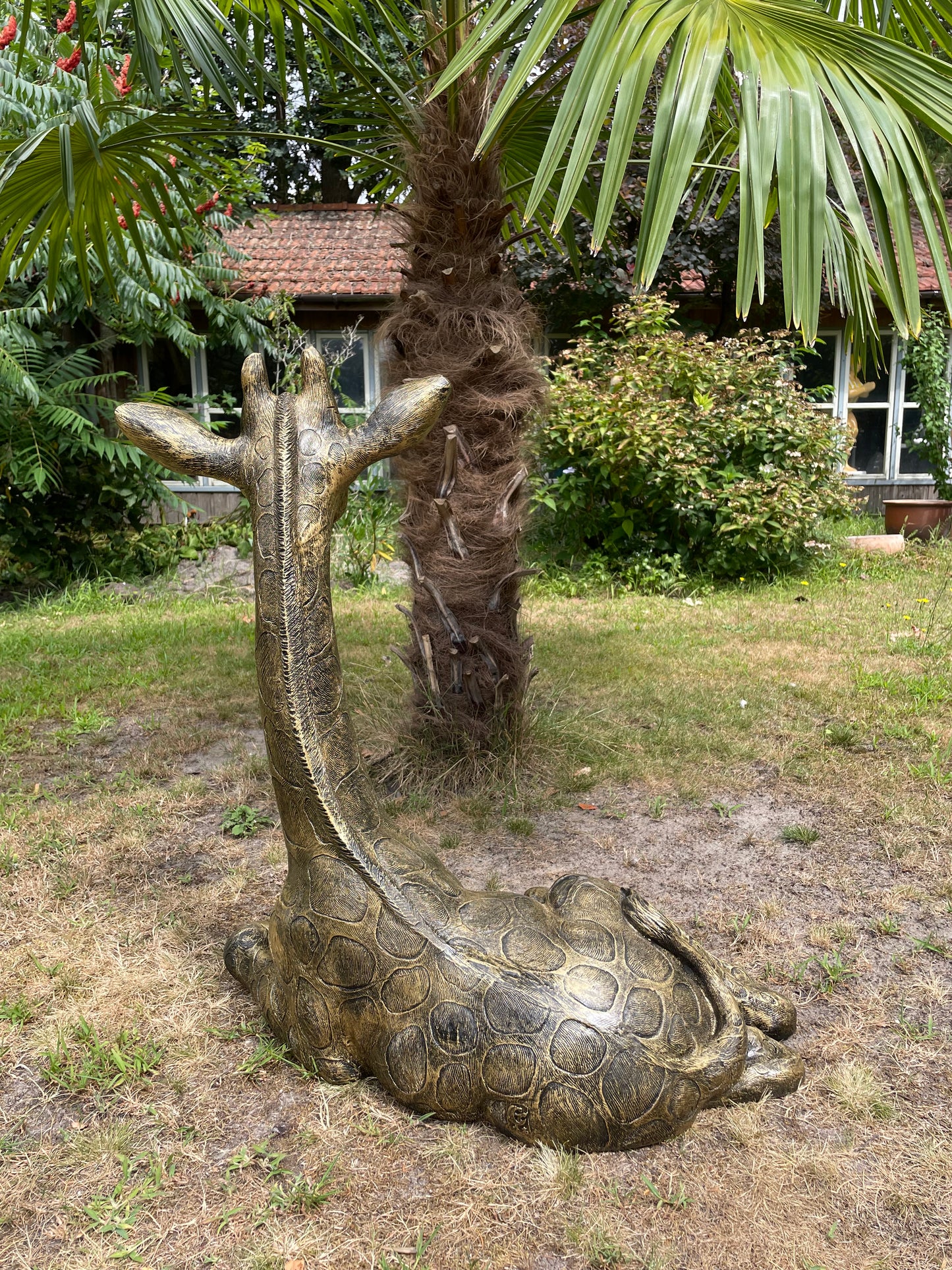 Tuinbeeld giraf giraffe zittend antiek goud 80cm