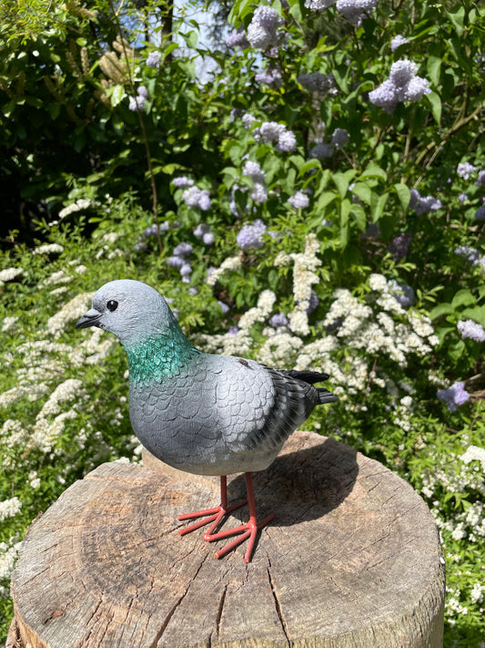 Beeld Postduiven Rechts grijs tuin, vijver, boerderij 26cm